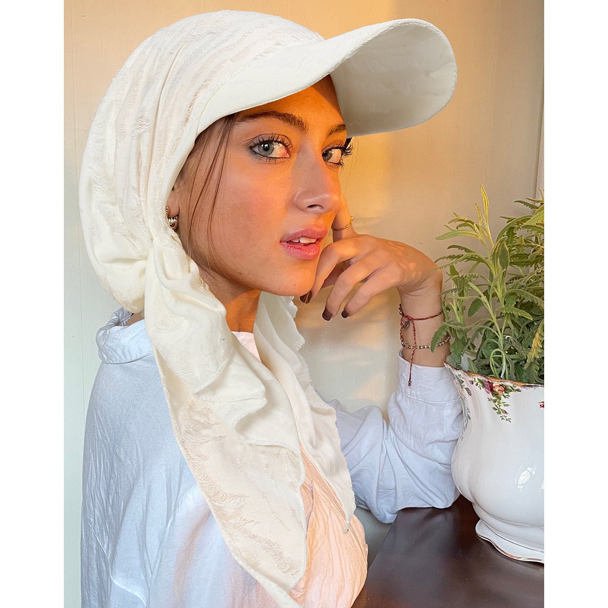Casquette de baseball tendance multicolore pour femme – Bonnet bohème à bords effilochés avec détail plume (MH113)