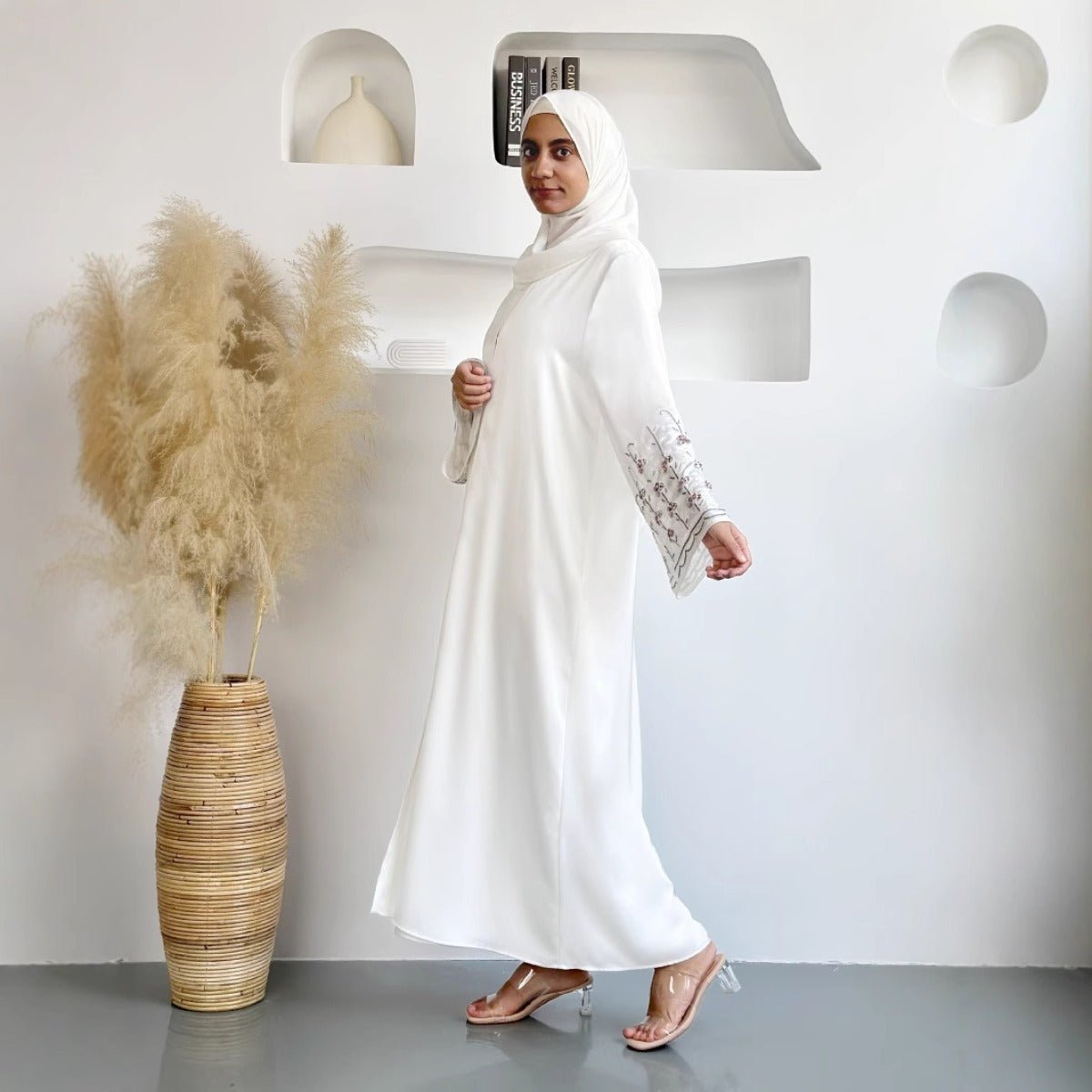 Collection Diamond Glow Abaya | Mode Modeste de Luxe – Robes Brodées Blanc & Rose Poudré avec Manches Florales (MOA205)