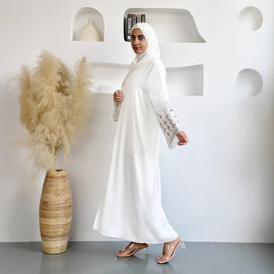 Collection Diamond Glow Abaya | Mode Modeste de Luxe – Robes Brodées Blanc & Rose Poudré avec Manches Florales (MOA205)