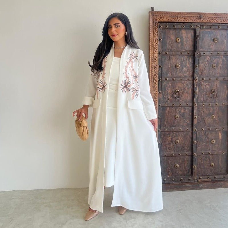 Abaya en tissu soie glacée froissée brodée à col en V (MOA234)
