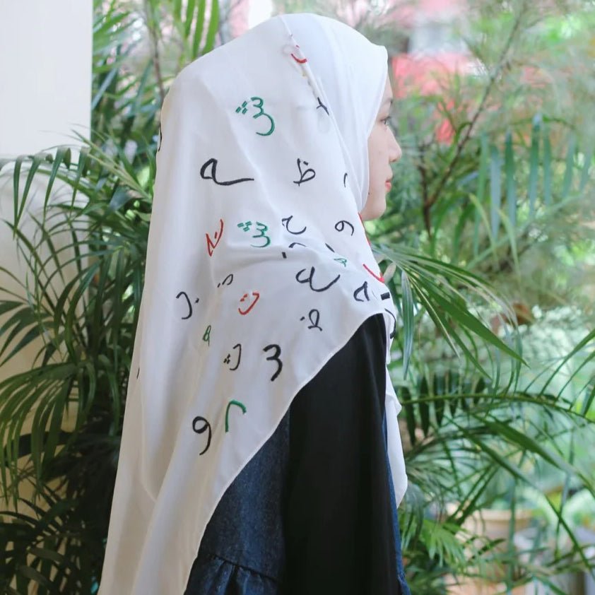 Hijab en mousseline Free Palestine – Foulard engagé avec motif de lettres arabes (UKMH107)
