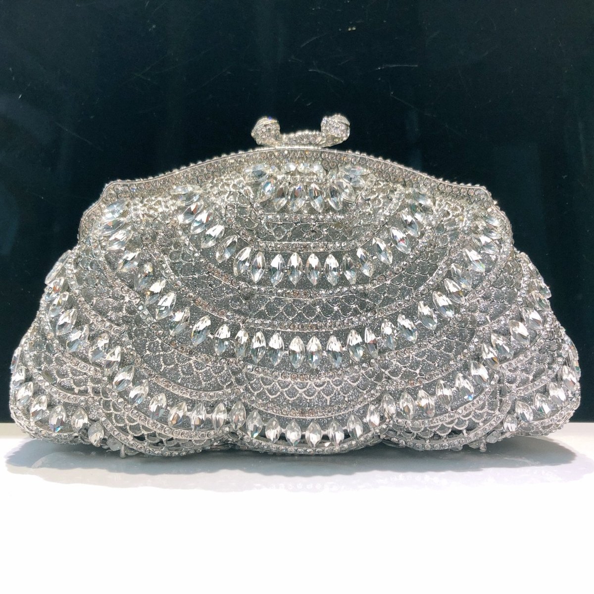 Pochette Luminous Artistry, ornée de cristaux sertis à la main, structure en métal – Sac de soirée (MAC273)