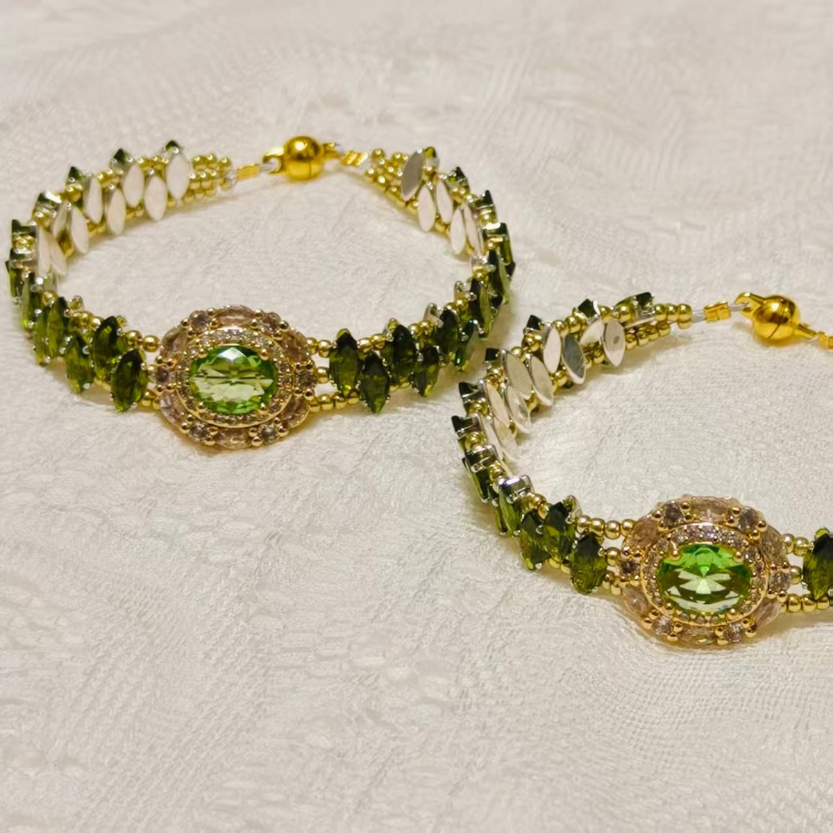 Bracelet floral en cristal fait main | Bijou étincelant à forte présence | Accessoire élégant inspiré de l'art pour femmes (MAC348)
