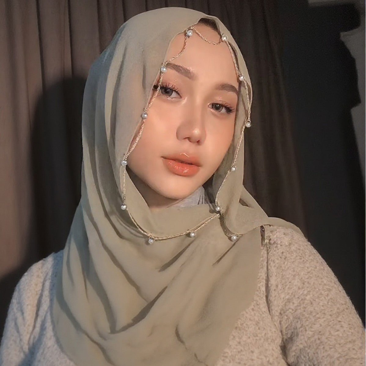 Hijab en Chiffon Uni avec Bordure Perlée Délicate, Vague Ornée de Perles (MH139)