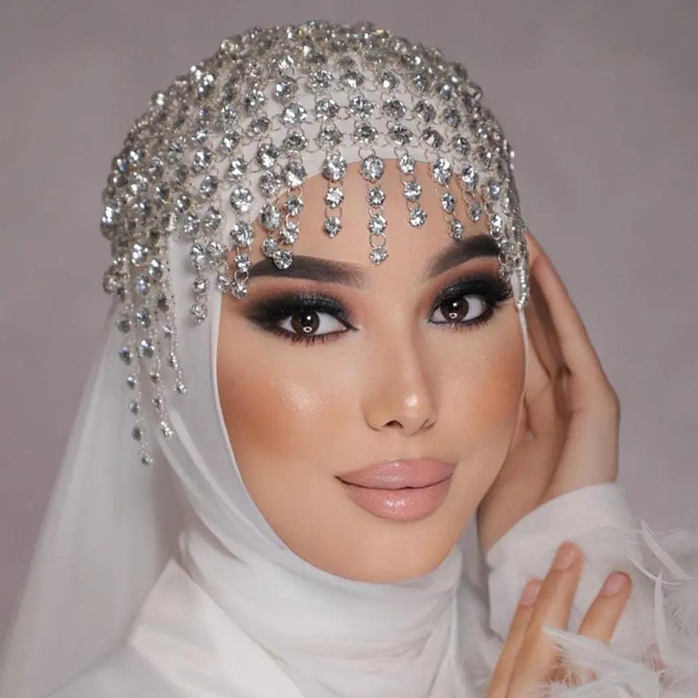 Coiffe MAC051 avec chaîne strass et pompon