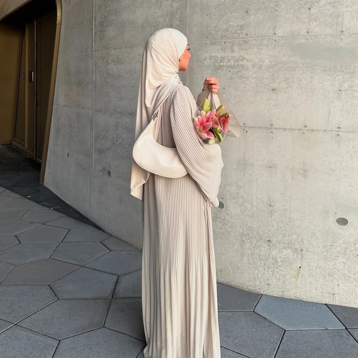 Robe Abaya élégante en mousseline plissée pour femmes musulmanes, coupe pull-over modeste, coloris uni, avec manches évasées (MA176)