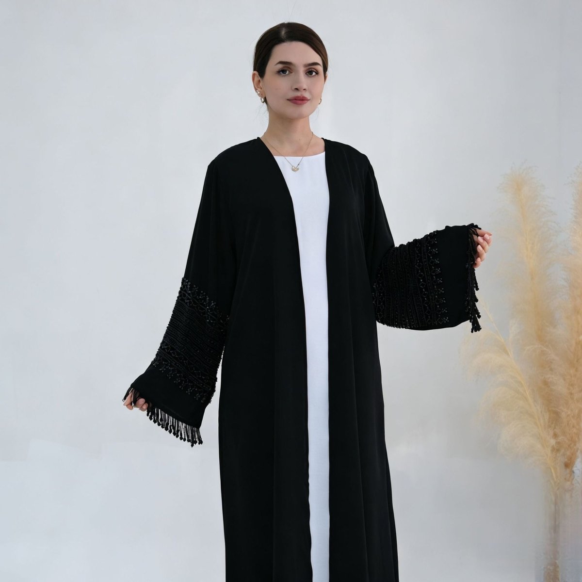Abaya ouverte à manches évasées avec broderie perlée (MOA334)