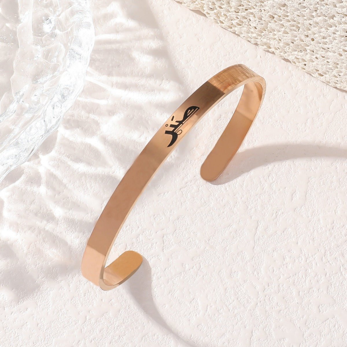 Bracelet ouvert en acier titane en forme de lettre C (MAC229) (AVEC BOÎTE CADEAU)