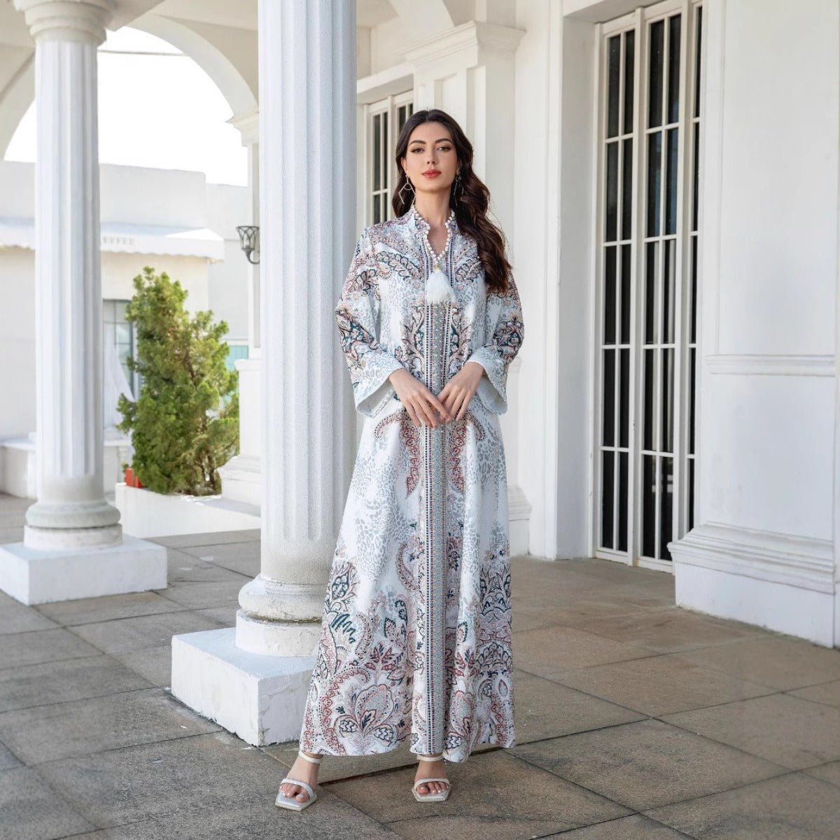 Robe Abaya musulmane de luxe perlée à motifs floraux, ornée de perles et de perles nacrées, avec manches cloche et détails à pompons (MA229)