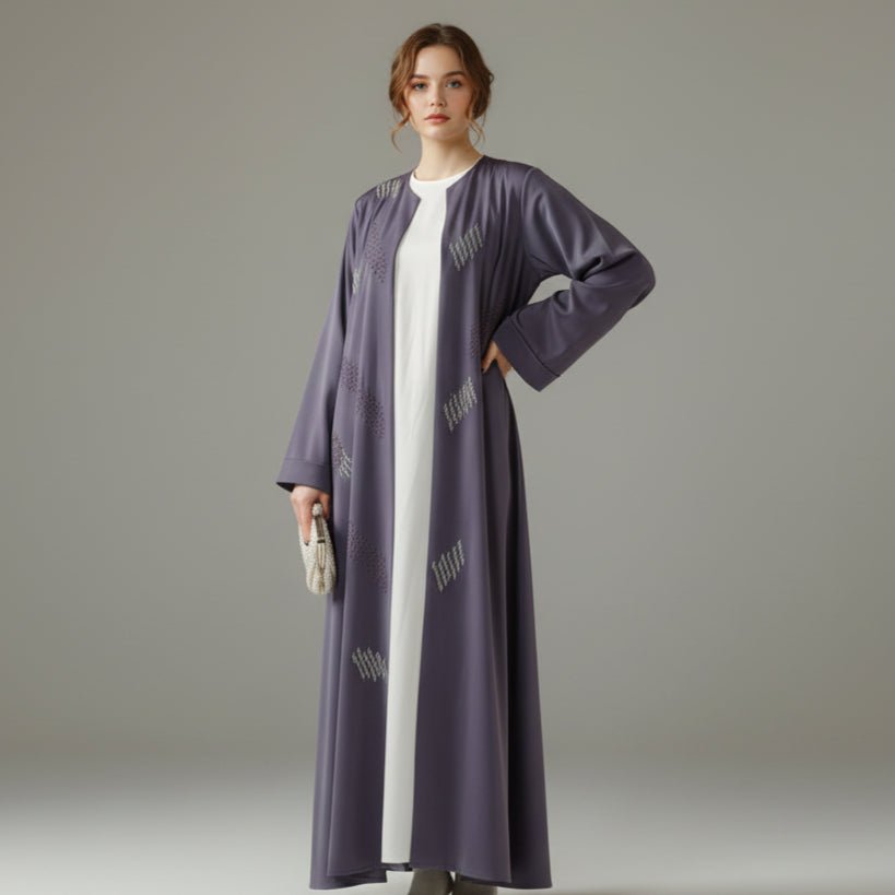 Abaya avec broderie 3D et perles géométriques. Abaya ouverte avec broderie 3D (MOA085)