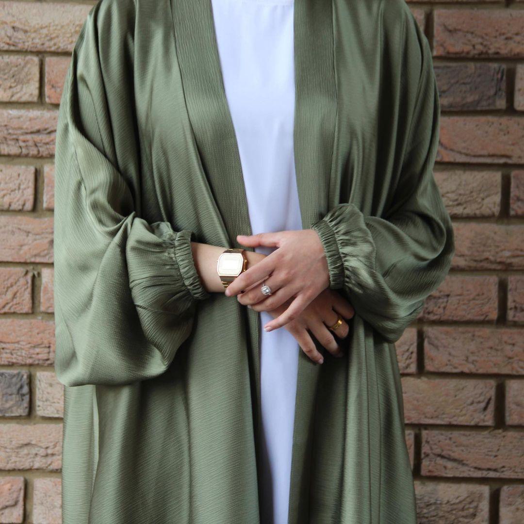 Abaya Ouverte en Satin à Manches Froncées (MOA048)