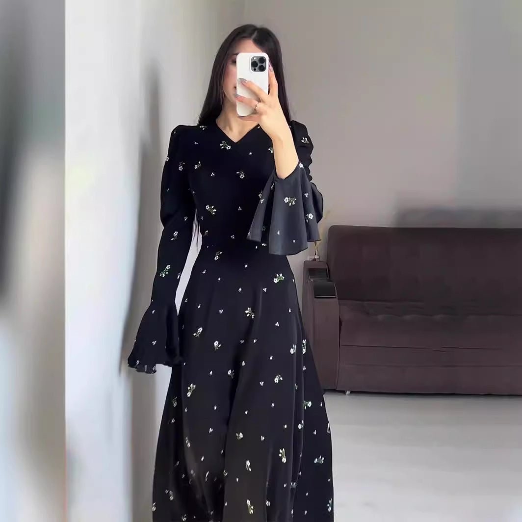 Robe Abaya Modeste Col en V Boho en Mousseline, Motif Floral Noir, Manches Cloche Fleur de Lotus Évasées (MA202)