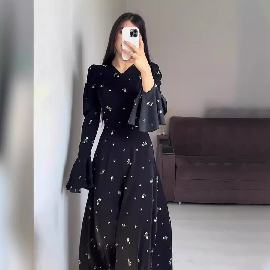 Robe Abaya Modeste Col en V Boho en Mousseline, Motif Floral Noir, Manches Cloche Fleur de Lotus Évasées (MA202)