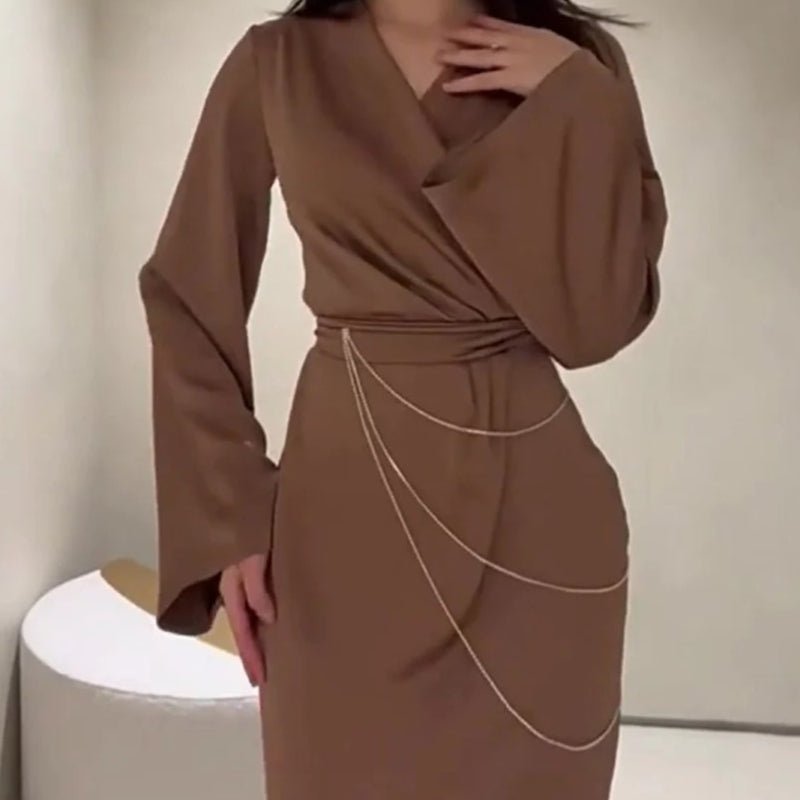 Robe Abaya Maxi Élégante en Satin avec Chaînes de Taille, Col en V, Manches Longues, Couleur Unie (MA204)