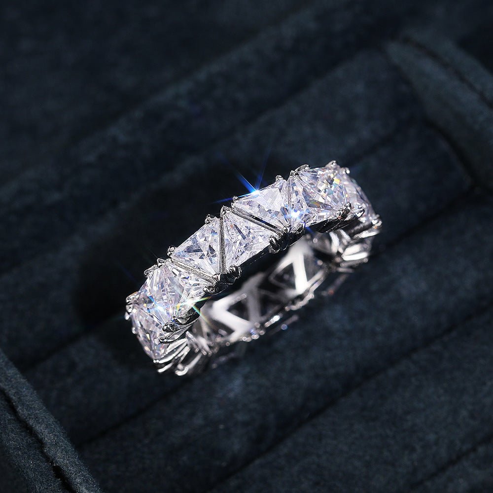 MAC161 Bague Triangulaire en Zircon à Rang Unique et Cercle Complet
