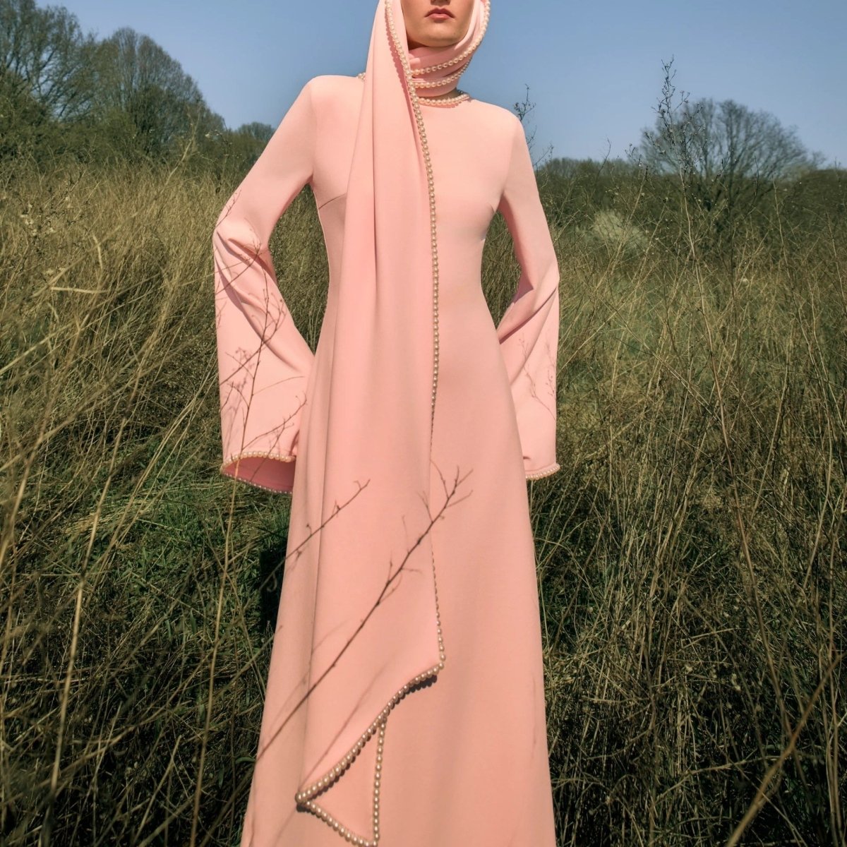 Robe de soirée élégante à manches cape ornée de perles (MA400)