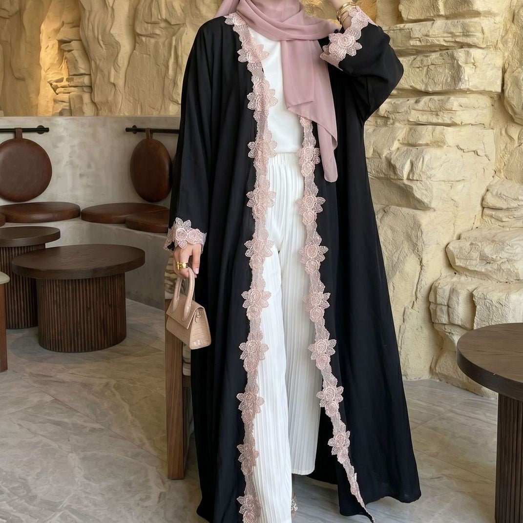 Abaya Ouverte Fleurie Rose avec Bordure en Dentelle (MOA333)