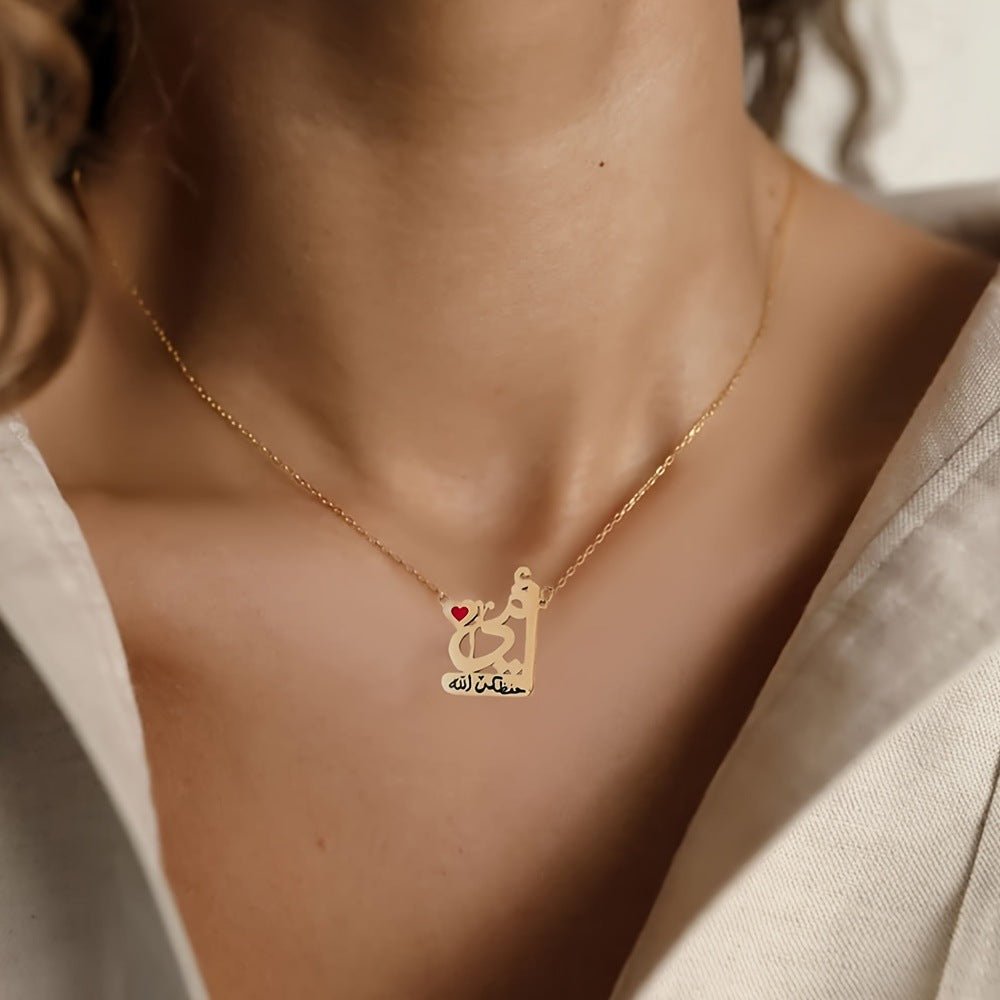 Collier simple avec inscription « Love » rouge, en acier inoxydable plaqué or 18 carats, finition émaillée (MAC230) (AVEC BOÎTE CADEAU)