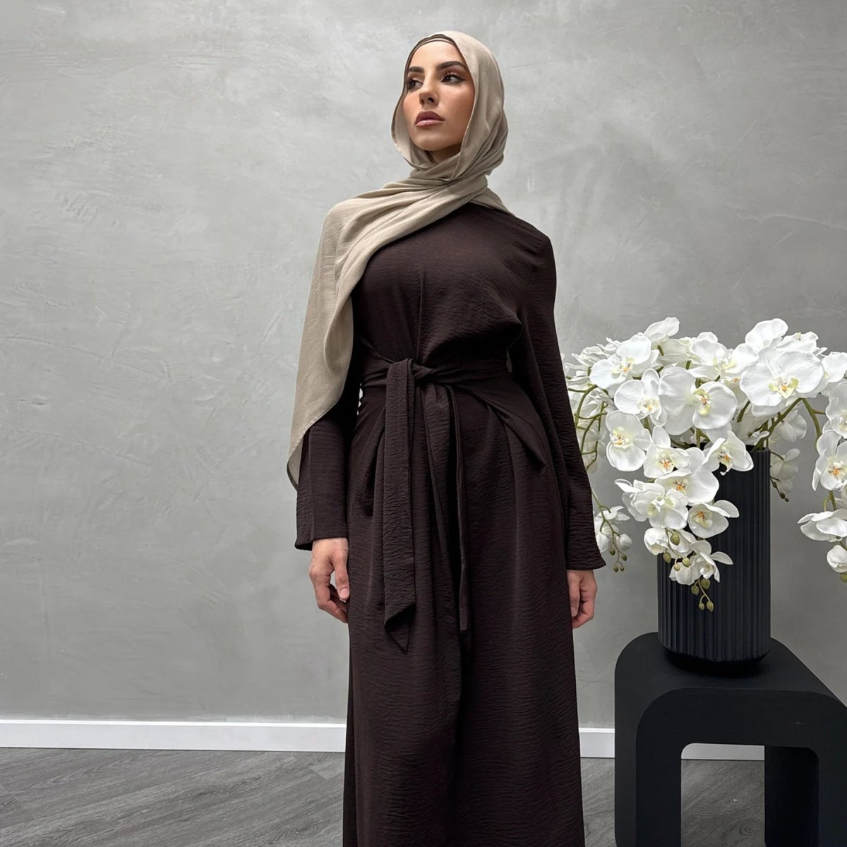 Abaya Crêpe Élégante Ajustée à Lacets (MA136)