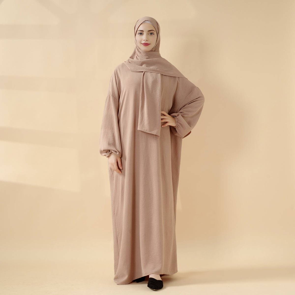 Abaya en crêpe coupe cocon, parfaite pour la Omra, avec hijab une pièce attaché (MA143)