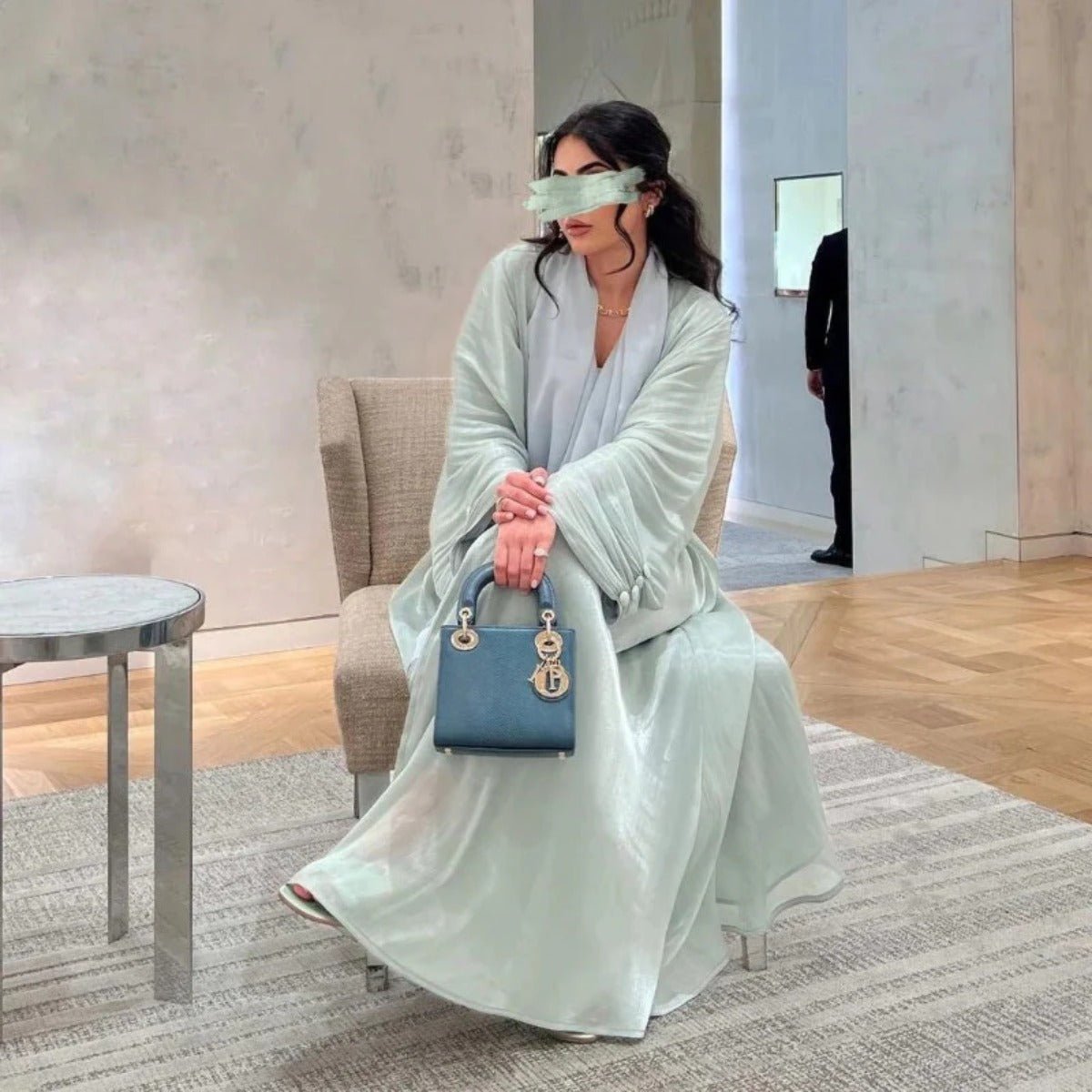 Abaya Ouverte en Satin Brillant | Abaya Brillante à Manches Volantes (MOA141)