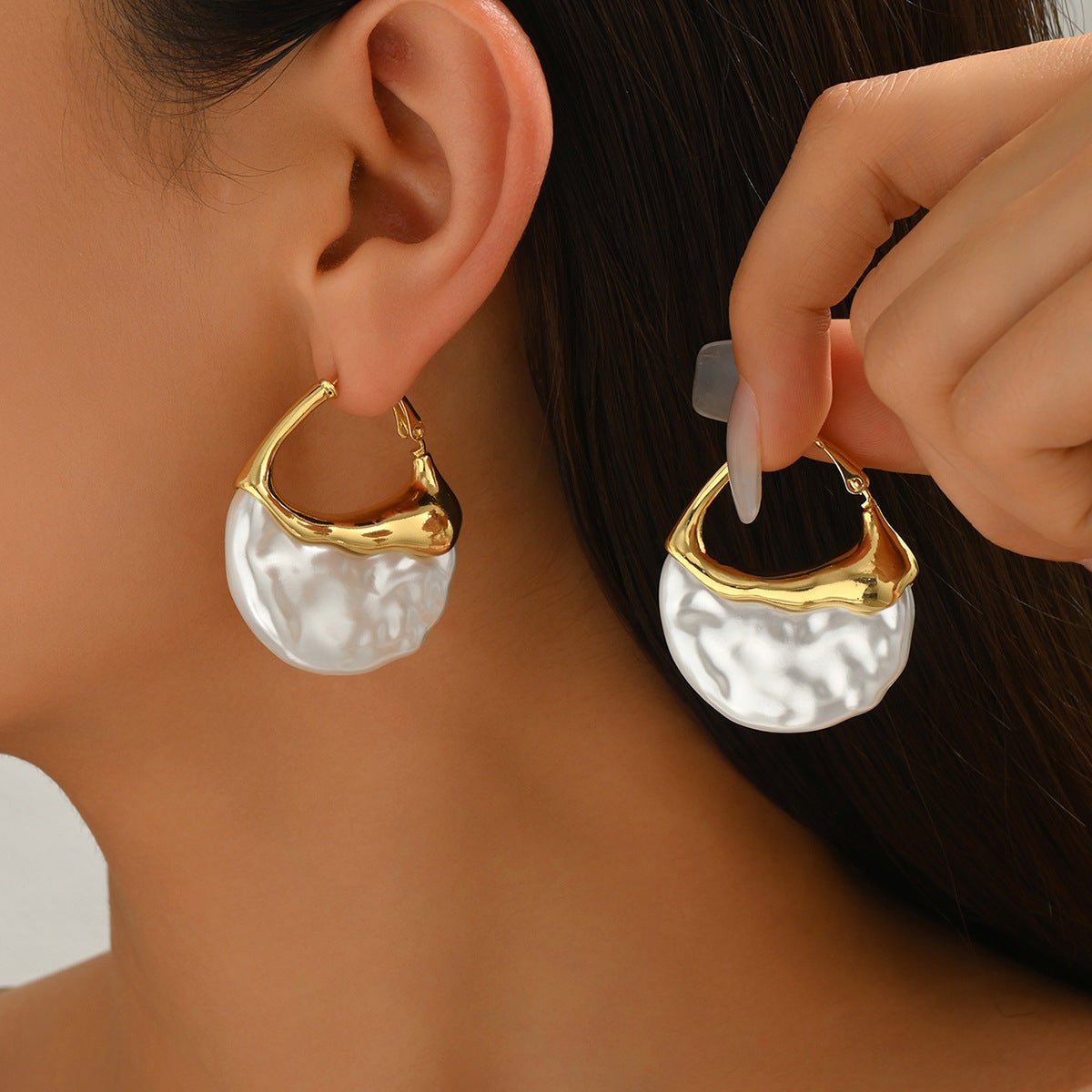 Boucles d'oreilles créoles sculptées avec perle pendante (MAC415)
