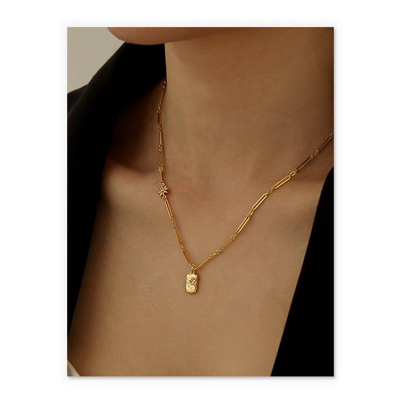 Collier pendentif carré plaqué laiton doré à l'or fin 18K, style luxe discret, orné de zircons (MAC073)