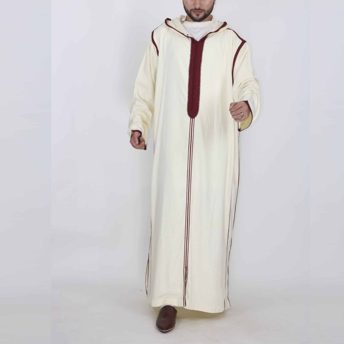 Thobe Brodé Premium Bordeaux Long pour Homme, Mode Islamique Modeste, Robe Musulmane à Capuche (MT027)