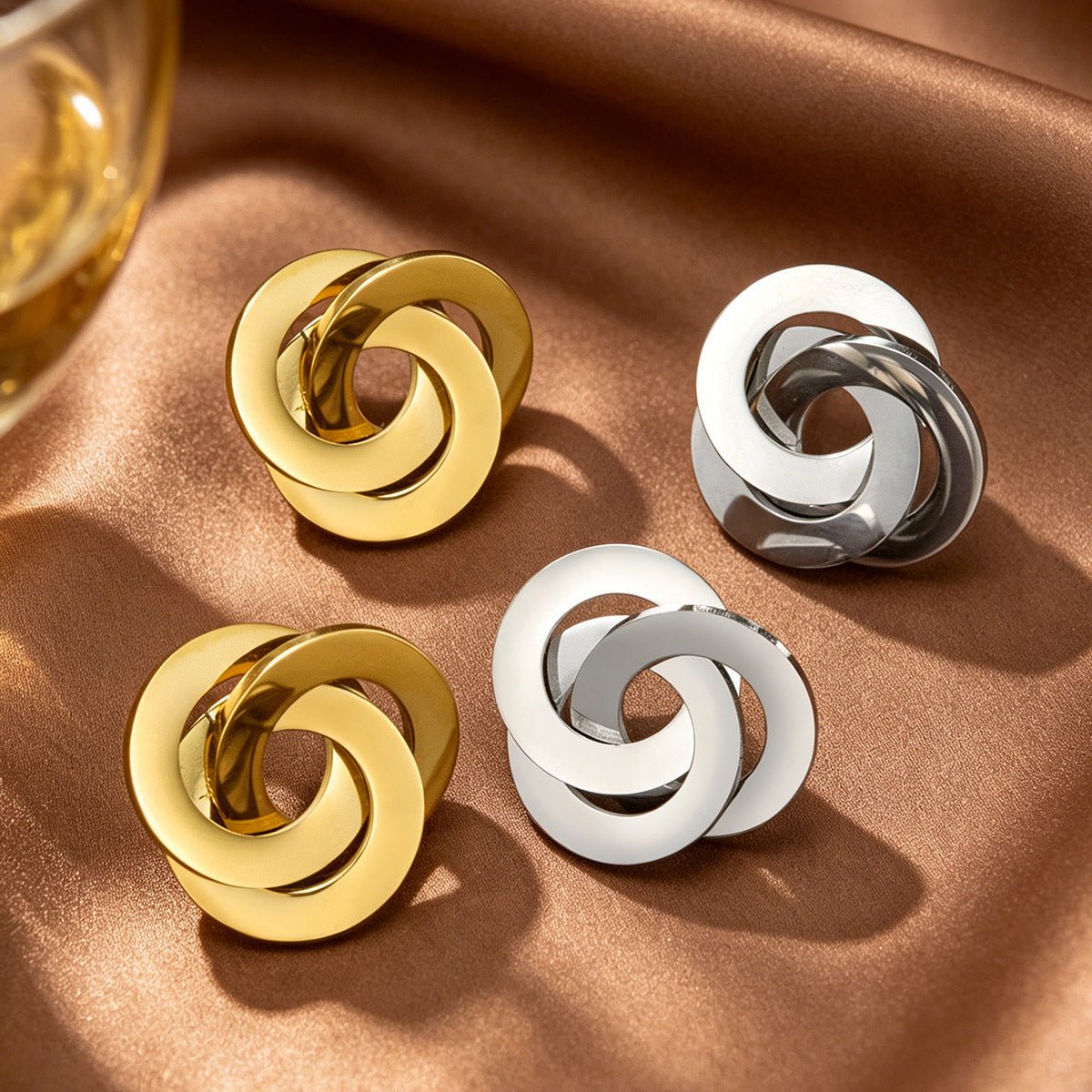 Boucles d'oreilles à clous triple anneaux torsadés (MAC477)