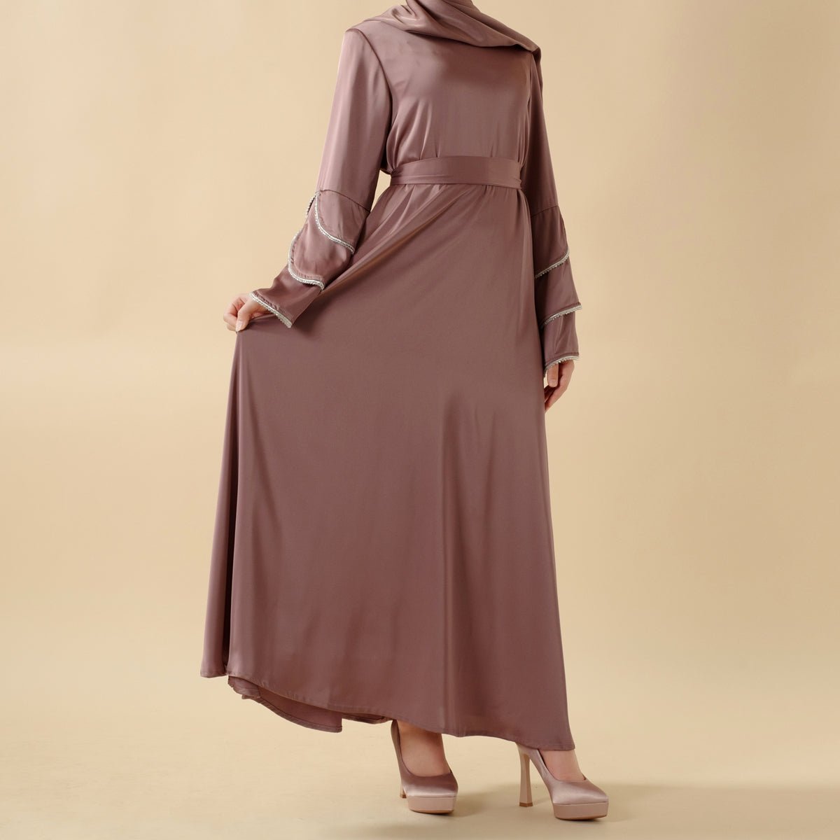 Abaya à manches froncées à triple rangée de diamants avec poches (MA040)