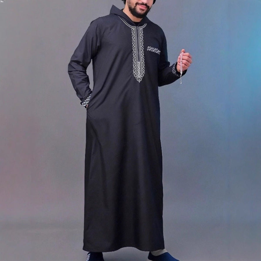 Thobe Robe pour Homme Premium avec Capuche, Coupe Ample de Luxe, Broderie et Calligraphie Islamique, Fermeture Zippée (MT024)
