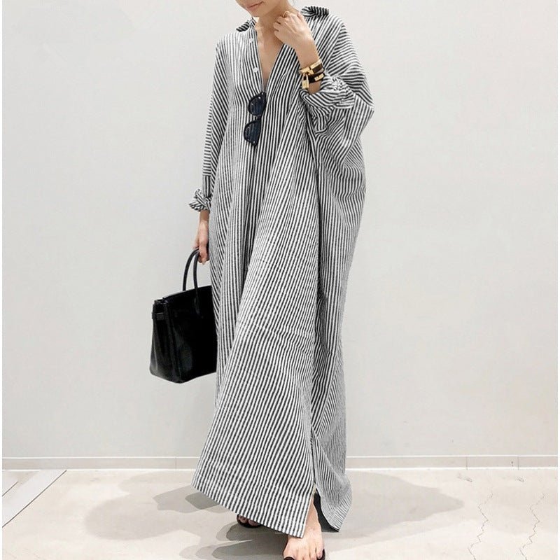 Robe Abaya Maxi Respirante à Imprimé Rayures, Coupe Ample, Col V et Manches Chauve-Souris, avec Poches Latérales (MA232)