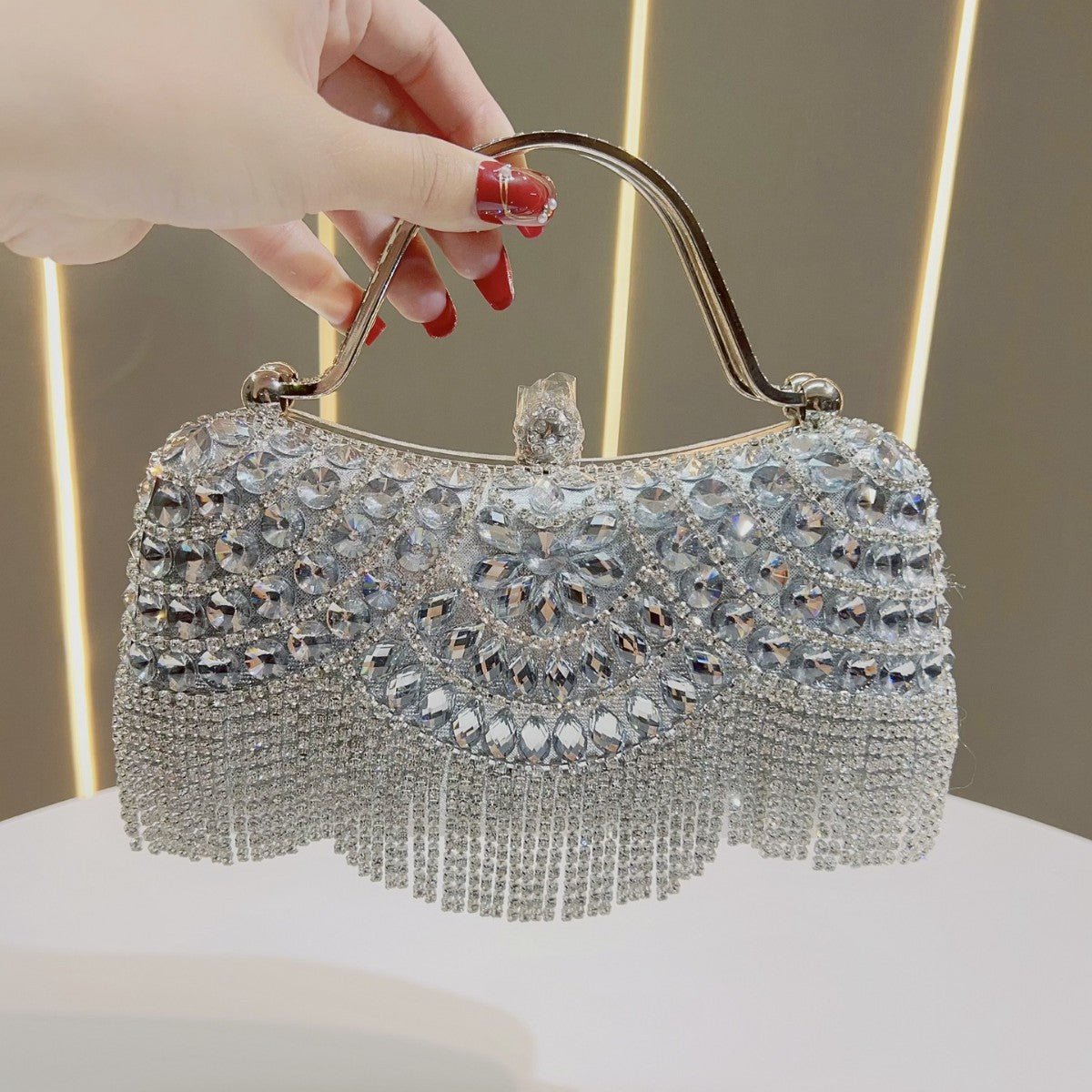 Sac pochette orné de cristaux avec pompons – Sac de soirée polyvalent pour mariages et galas (MAC276)
