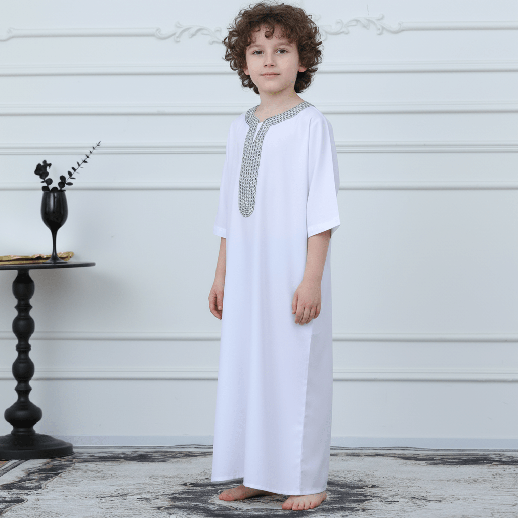 Thobe islamique noir avec bordure géométrique (MKB018)