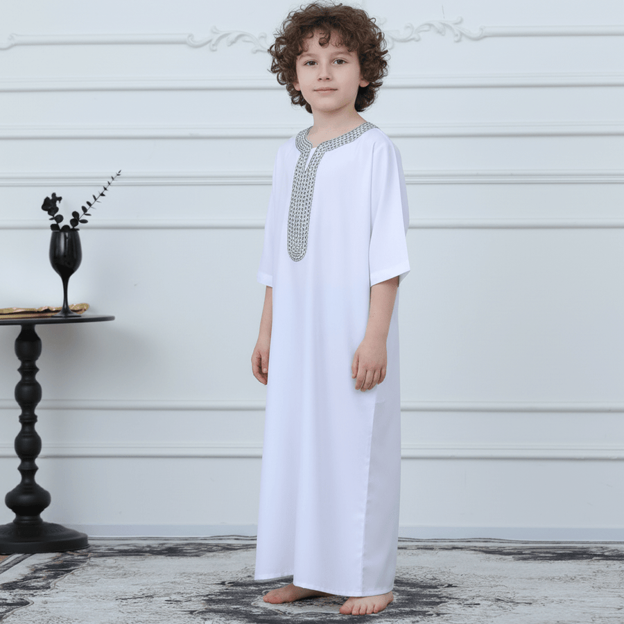Thobe islamique noir avec bordure géométrique (MKB018)