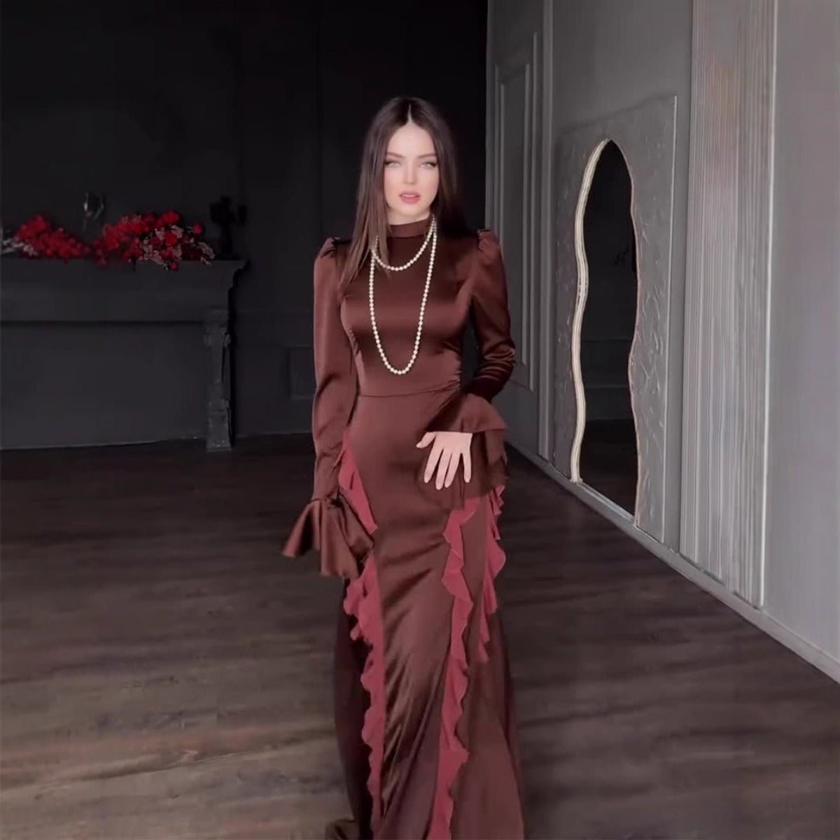 Robe Longue Royale en Satin et Mousseline, Col Semi-Roulé, Laçage, Manches Cloche et Volants Étagés (MA235)