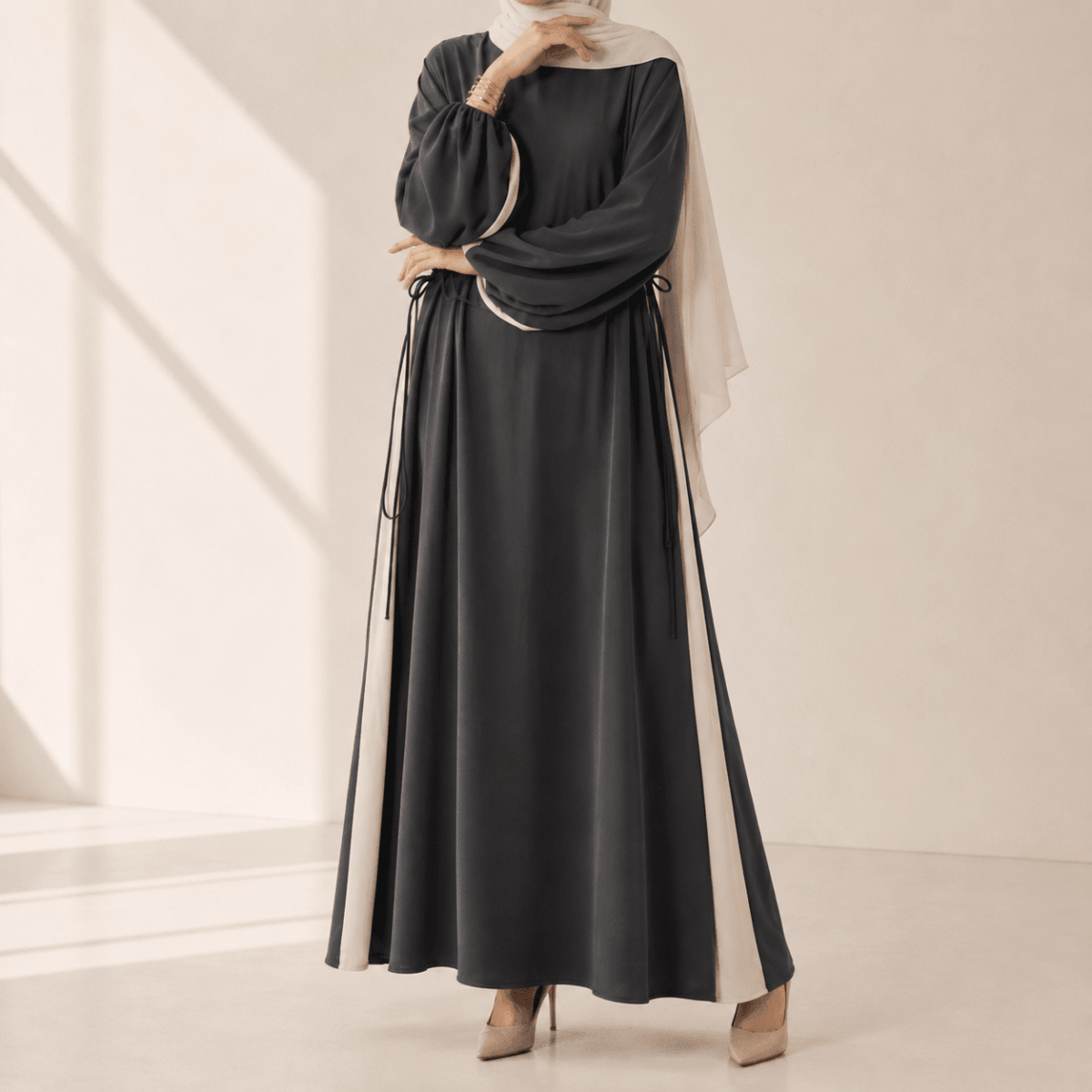 Abaya à Panneaux Contrastants avec Détail Cordon et Manches Ballon (MA421)