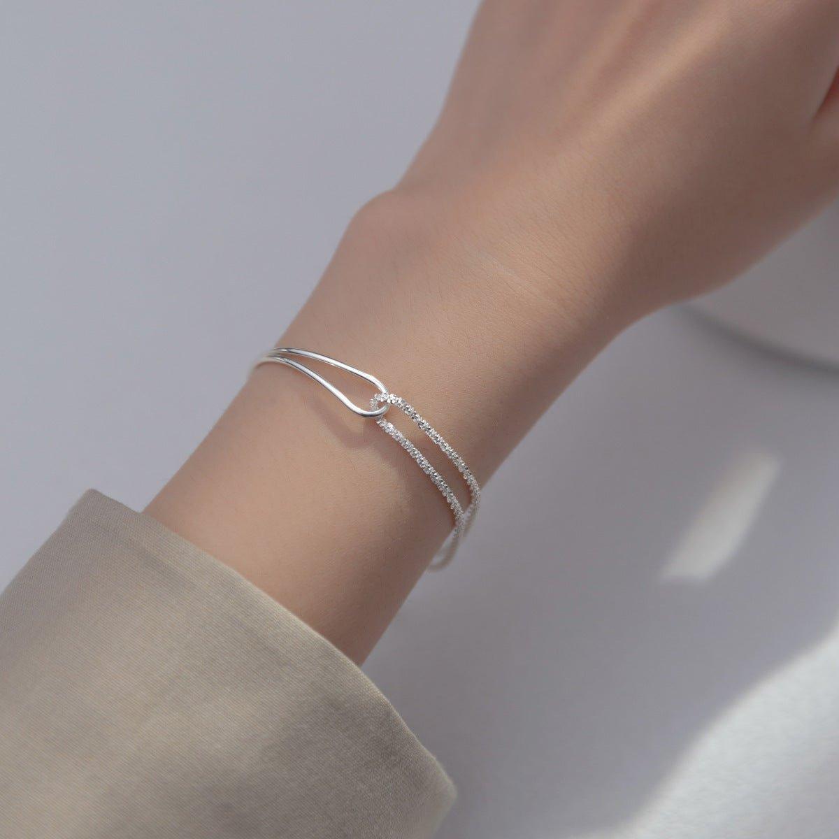 Bracelet asymétrique MAC089 Tempérament et Personnalité, à double rangée de tubes courbés et fleurs de gypsophile