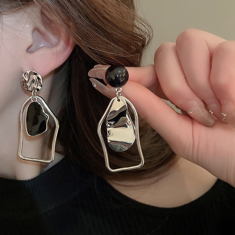 Boucles d'oreilles pendantes asymétriques sculpturales à lignes abstraites (MAC321)