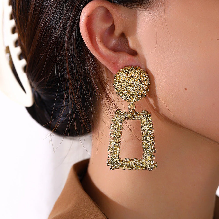 Boucles d'oreilles pendantes trapèze à texture ciselée (MAC322)