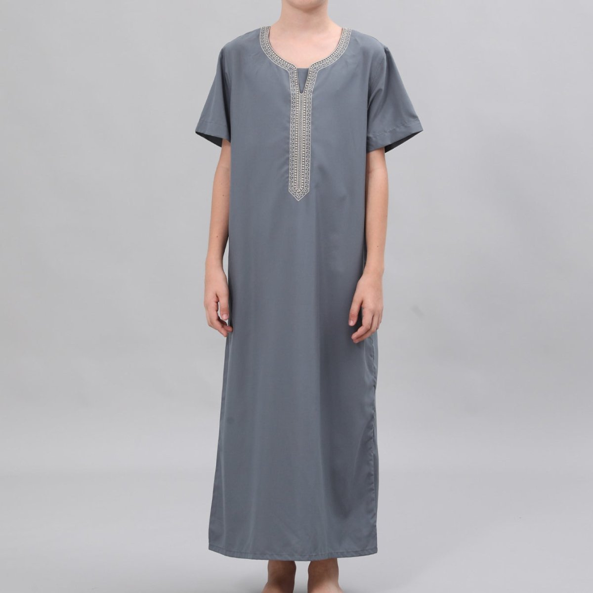 Qamis brodé pour garçons avec poches latérales (MKB035)