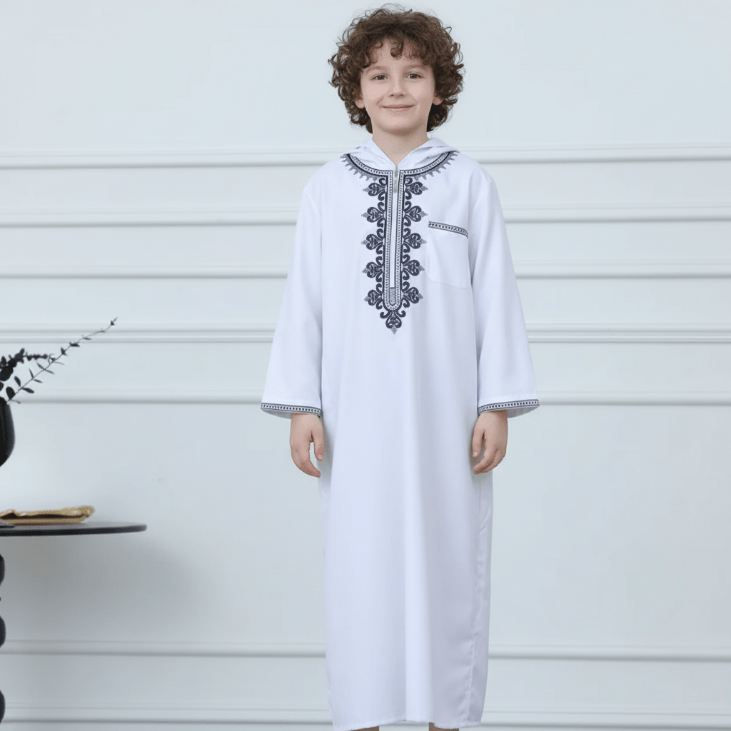 Thobe brodé pour garçons musulmans avec capuche et poches (MKB014)