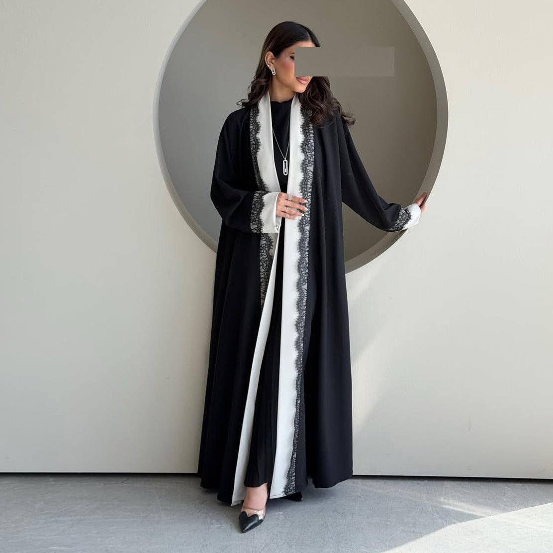 Abaya ouverte noire et blanche avec finition en dentelle (MOA311)