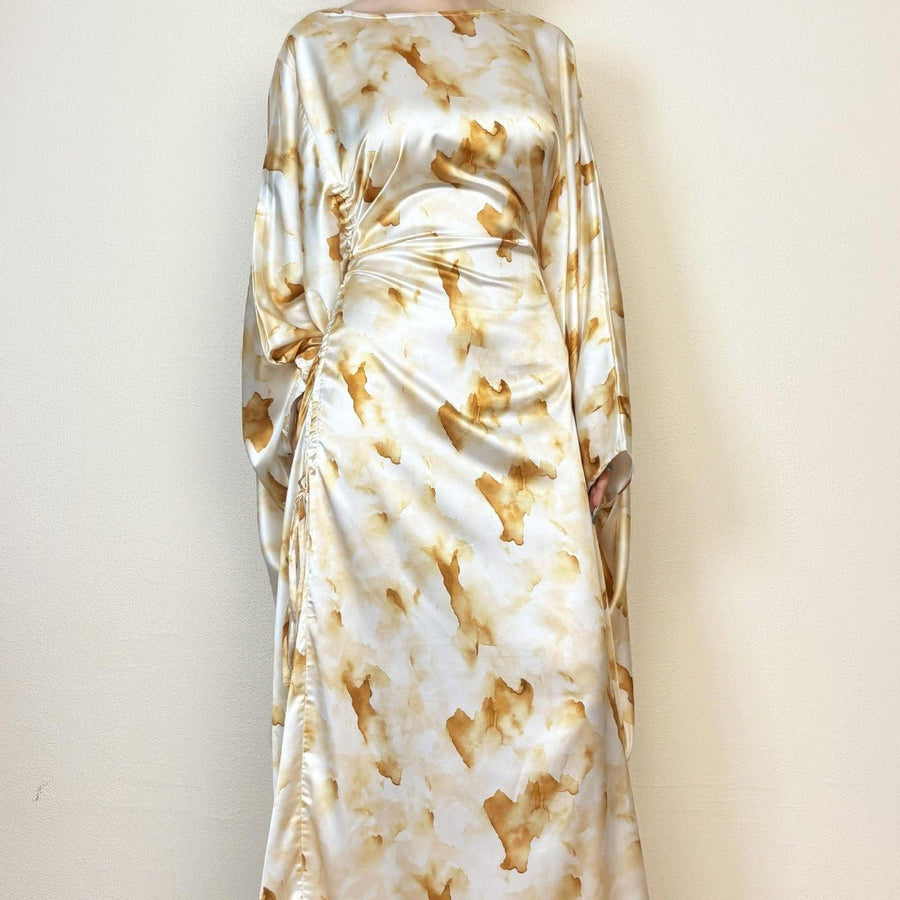 Robe Satinée Imprimé Marbre Doré | Maxi à Manches Évasées et Taille Ajustable à Cordon (MA244)