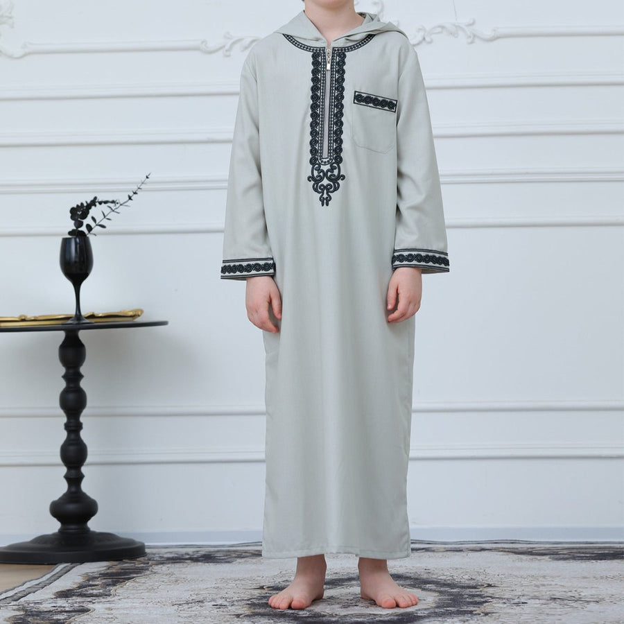 Thobe brodé à capuche avec poches pour garçons (MKB030)