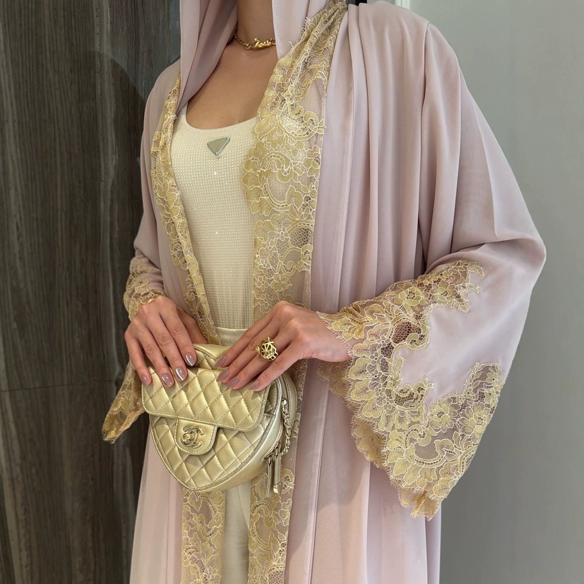 Abaya ouverte à manches évasées avec panneaux en dentelle et poches (MOA332)