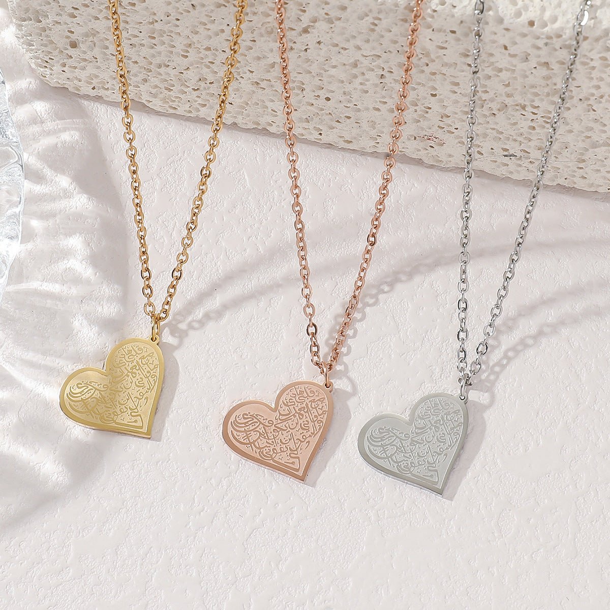 Collier en acier titane gravé « Love » haut de gamme (MAC232) (AVEC BOÎTE CADEAU)