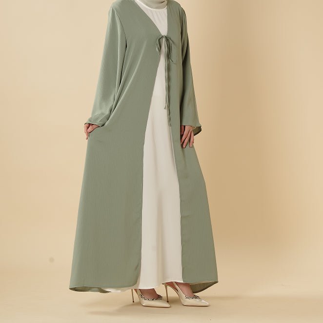 Abaya essentielle Zoom, ouverte devant avec fermeture à nouer et poches (MOA309)