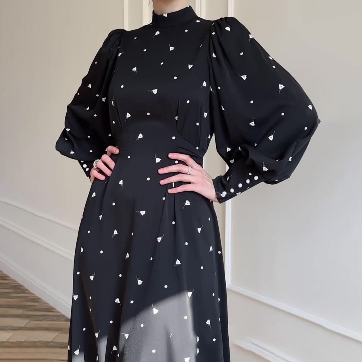 Robe Maxi en Satin Fleuri Printanier | Robe à Col Montant et Manches Bouffantes avec Ceinture Ajustable - Imprimé Botanique Bleu et Blanc (MA236)