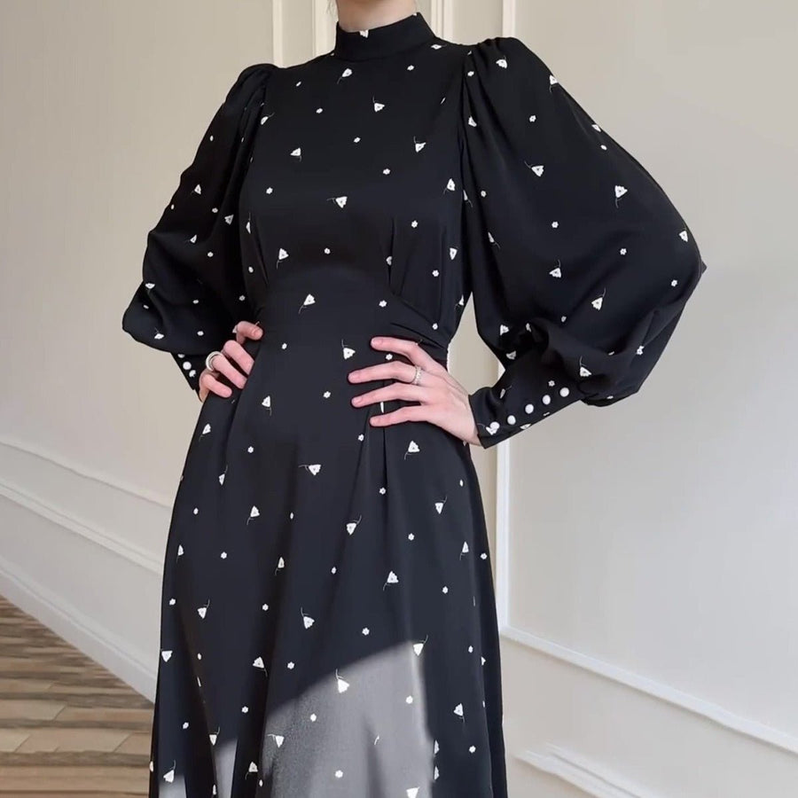 Robe Maxi en Satin Fleuri Printanier | Robe à Col Montant et Manches Bouffantes avec Ceinture Ajustable - Imprimé Botanique Bleu et Blanc (MA236)
